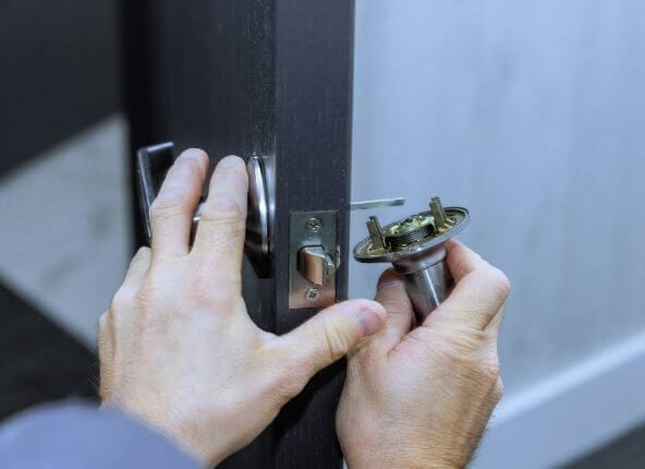 emergency-locksmith-fixing-a-lock