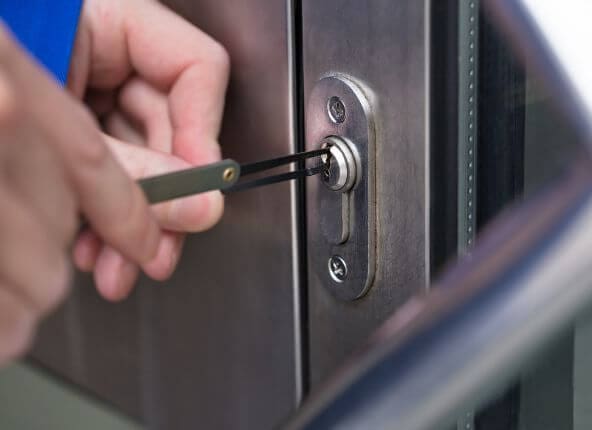 emergency-locksmith-unlocking-a-door